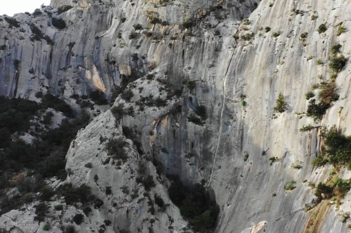 La Poltrona, la grande placca grigia sopra Cala Gonone